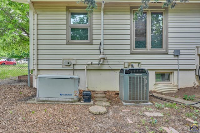 1325 SE 43rd St, Topeka, KS 66609