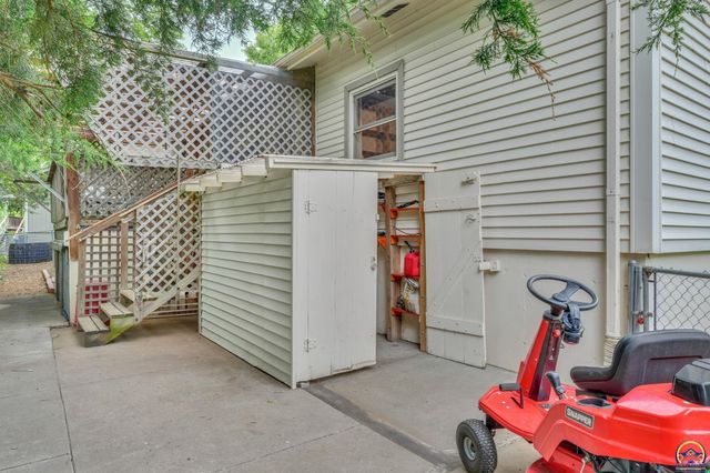 1325 SE 43rd St, Topeka, KS 66609