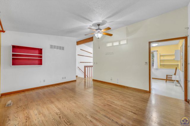 1325 SE 43rd St, Topeka, KS 66609