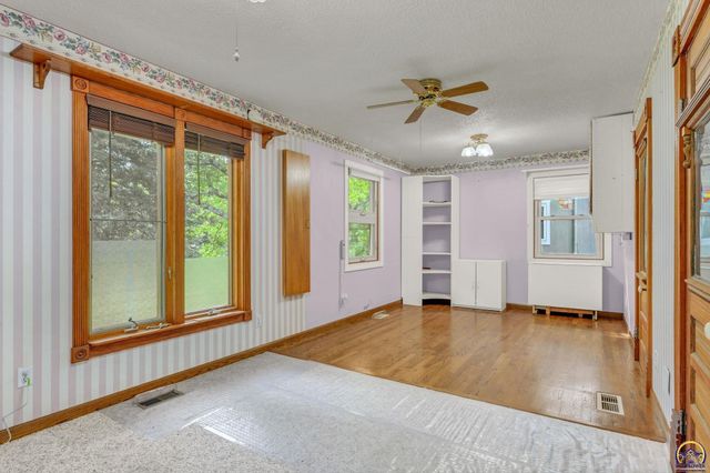 1325 SE 43rd St, Topeka, KS 66609