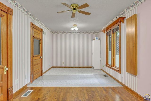 1325 SE 43rd St, Topeka, KS 66609