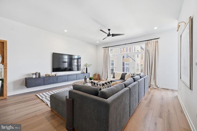 43403 FIFEVILLE SQ, Ashburn, VA 20148