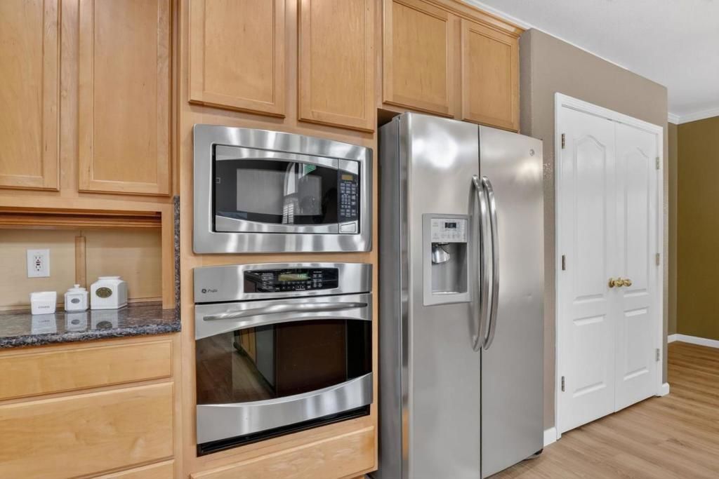 Image 19 of property listing at 5433 Gladstone Drive, Stockton, CA 95219