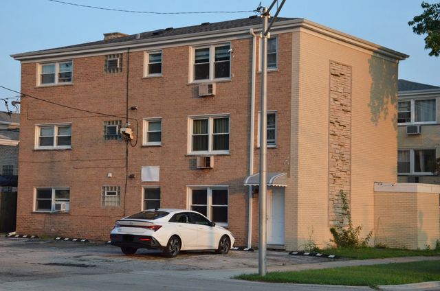 5858 W Addison Street 2-C, Chicago, IL 60634