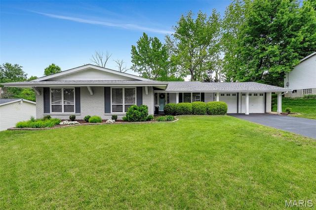 12155 Mirror Lake Drive, St Louis, MO 63146