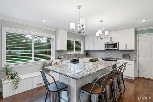 12155 Mirror Lake Drive, St Louis, MO 63146