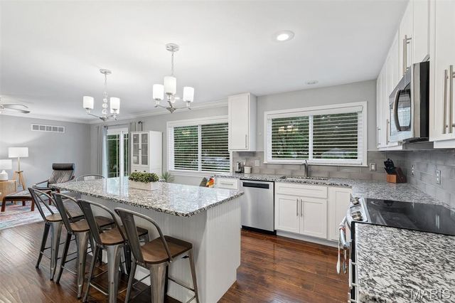 12155 Mirror Lake Drive, St Louis, MO 63146