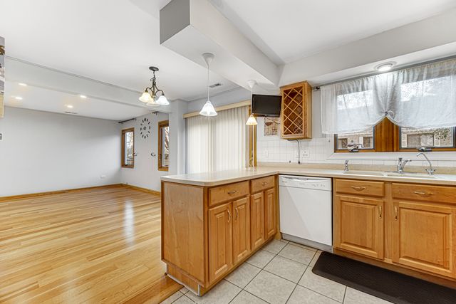 446 Irvine Court, Wheeling, IL 60090