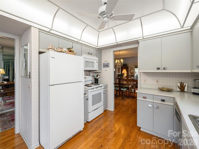 601 Red Oak Drive, Hendersonville, NC 28791