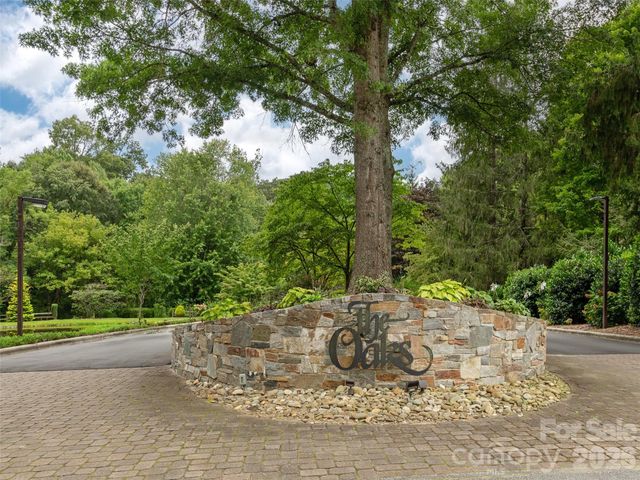 601 Red Oak Drive, Hendersonville, NC 28791