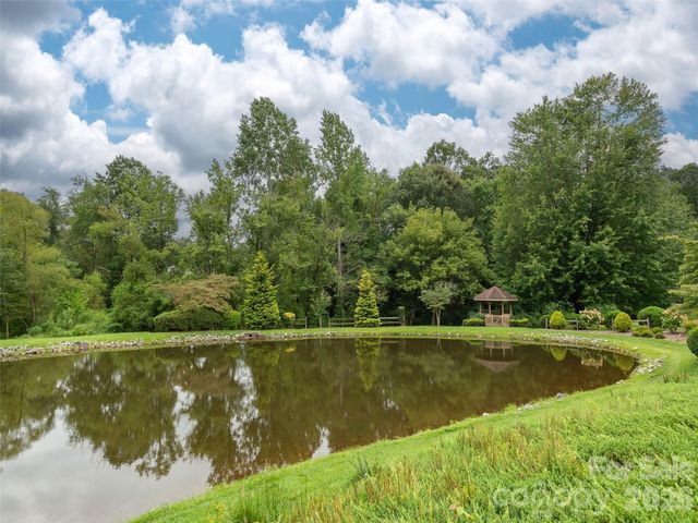 601 Red Oak Drive, Hendersonville, NC 28791