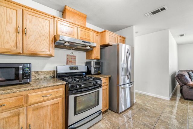 1052 Las Casas Ln, Madera, CA 93638