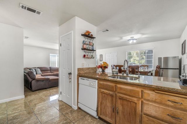 1052 Las Casas Ln, Madera, CA 93638