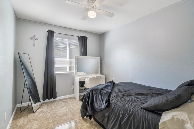 1052 Las Casas Ln, Madera, CA 93638