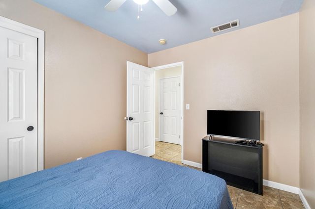 1052 Las Casas Ln, Madera, CA 93638