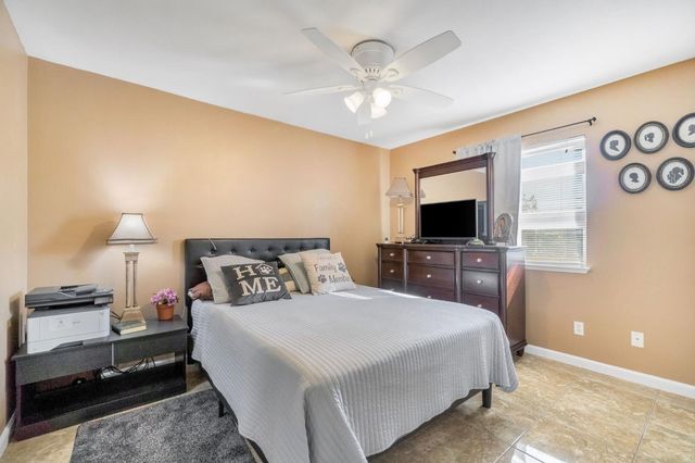 1052 Las Casas Ln, Madera, CA 93638