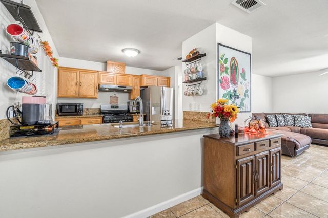 1052 Las Casas Ln, Madera, CA 93638