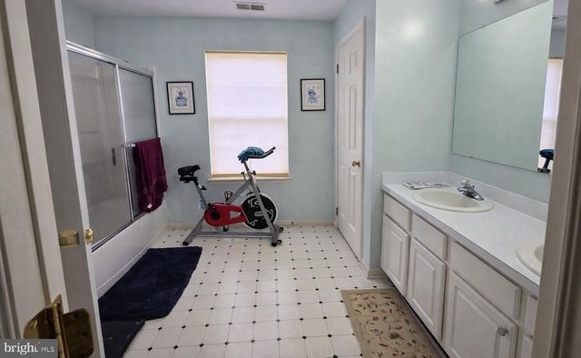 12 DURHAM DR, Columbus, NJ 08022