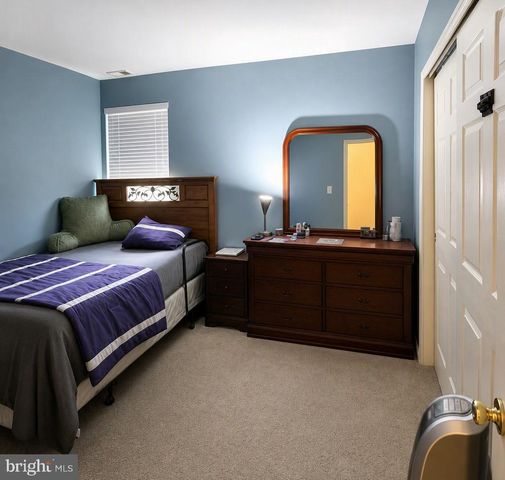 12 DURHAM DR, Columbus, NJ 08022