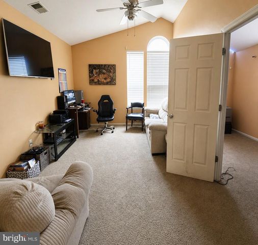 12 DURHAM DR, Columbus, NJ 08022