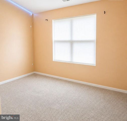 12 DURHAM DR, Columbus, NJ 08022