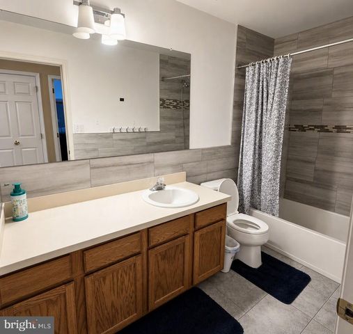 12 DURHAM DR, Columbus, NJ 08022