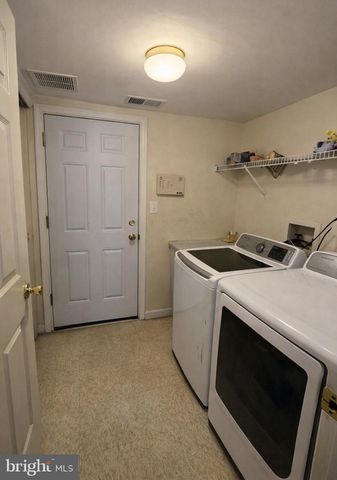12 DURHAM DR, Columbus, NJ 08022