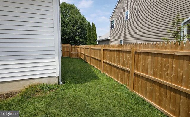 12 DURHAM DR, Columbus, NJ 08022