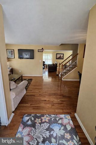 12 DURHAM DR, Columbus, NJ 08022