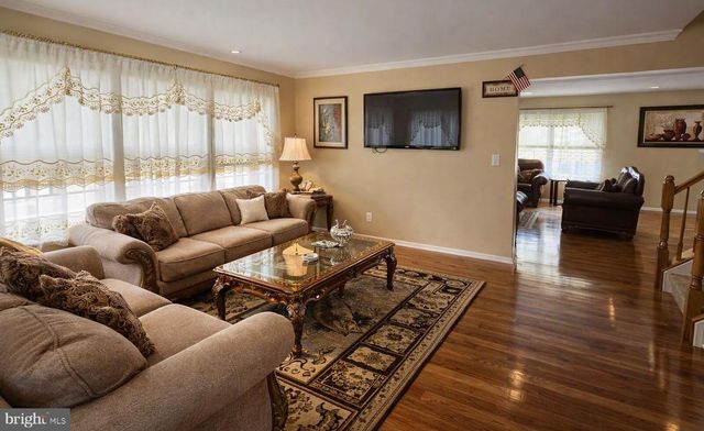 12 DURHAM DR, Columbus, NJ 08022