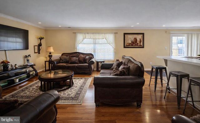 12 DURHAM DR, Columbus, NJ 08022