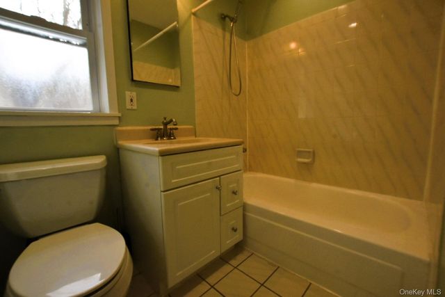 20 Toehee Place 1B, Islip, NY 11751