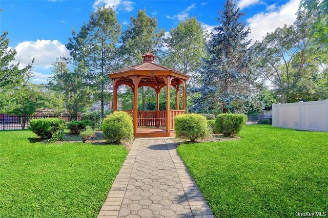 20 Toehee Place 1B, Islip, NY 11751