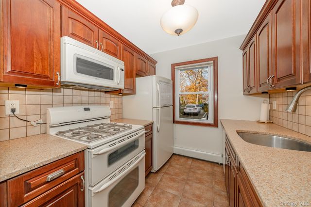 20 Toehee Place 1B, Islip, NY 11751