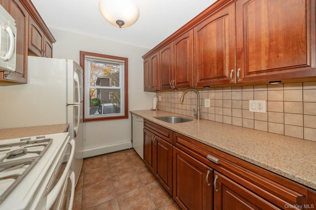 20 Toehee Place 1B, Islip, NY 11751