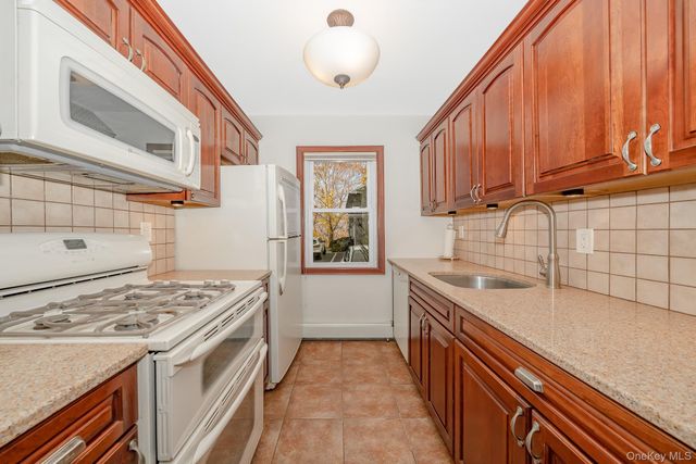 20 Toehee Place 1B, Islip, NY 11751