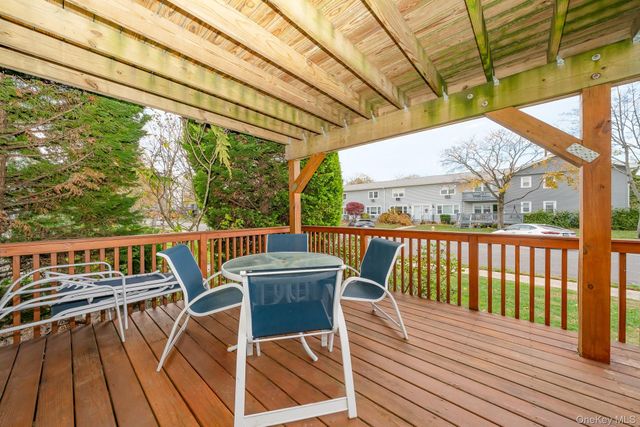 20 Toehee Place 1B, Islip, NY 11751