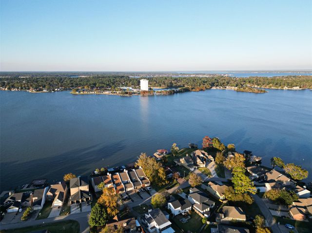 805 Lake View Drive, Montgomery, TX 77356