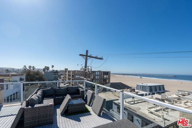 16 Quarterdeck Street 301, Marina Del Rey, CA 90292