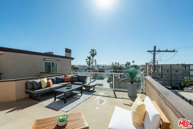 16 Quarterdeck Street 301, Marina Del Rey, CA 90292