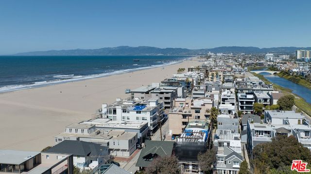 16 Quarterdeck Street 301, Marina Del Rey, CA 90292