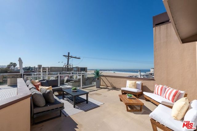 16 Quarterdeck Street 301, Marina Del Rey, CA 90292