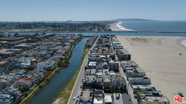 16 Quarterdeck Street 301, Marina Del Rey, CA 90292