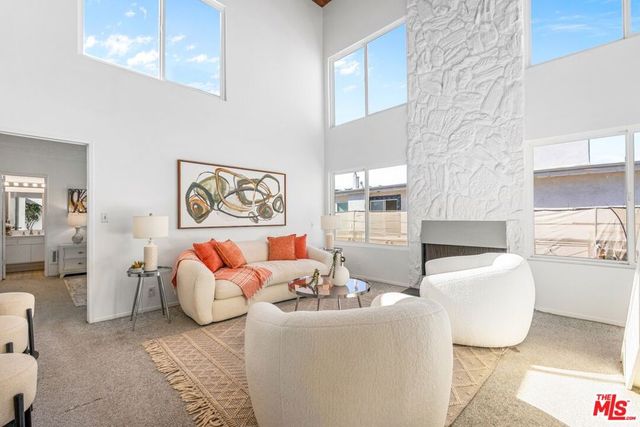 16 Quarterdeck Street 301, Marina Del Rey, CA 90292