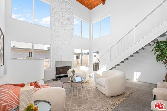 16 Quarterdeck Street 301, Marina Del Rey, CA 90292