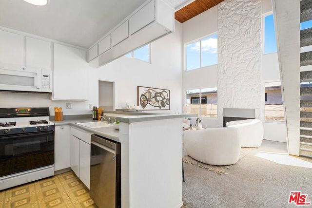 16 Quarterdeck Street 301, Marina Del Rey, CA 90292