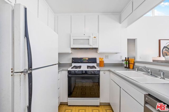 16 Quarterdeck Street 301, Marina Del Rey, CA 90292