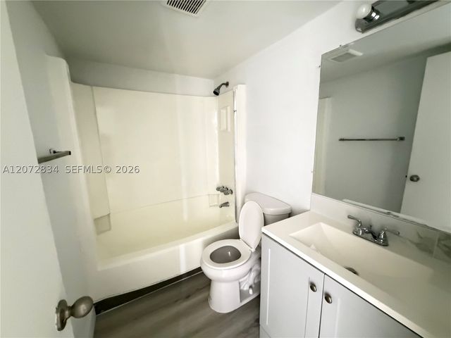 5090 SW 64th Ave 305, Davie, FL 33314