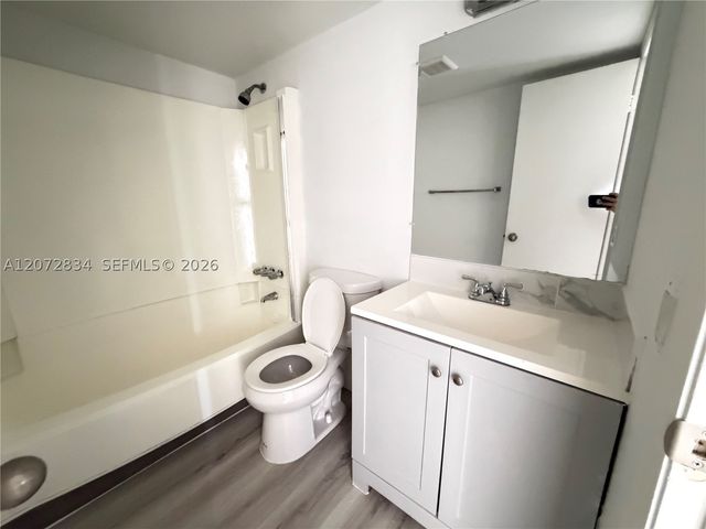 5090 SW 64th Ave 305, Davie, FL 33314
