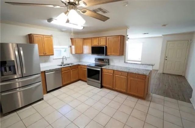 7910 Labrador Dr, Corpus Christi, TX 78414
